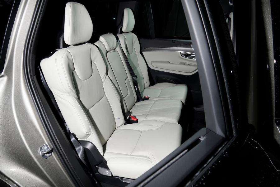 Интерьер Volvo XC90 D5 R-Design 2015 года  (JP) (фото 33 из 33)